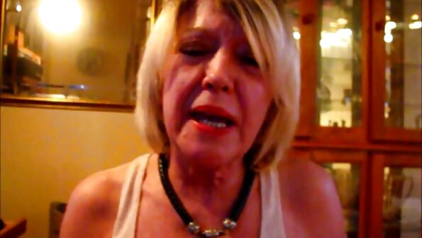 ربة منزل متحمسة تتسلق على سطح المطبخ وتستمني فيلم جنسي مجاني