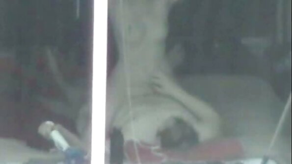 تُظهر لنا افلام جنس جميلات لاتينا ثديها الكبير المليء بالسيليكون في هذا الفيديو