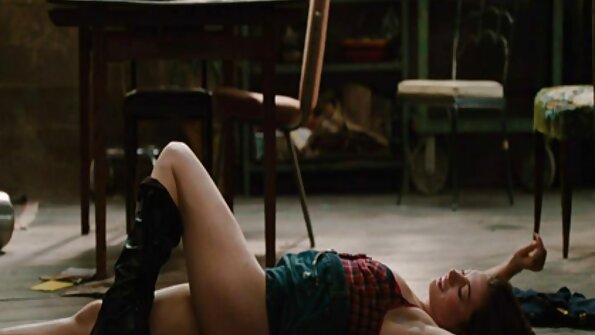 يقوم مصلح التلفاز الياباني فيلم ثقافي جنس بعمله وتدفع له الفتاة مقابل الجنس