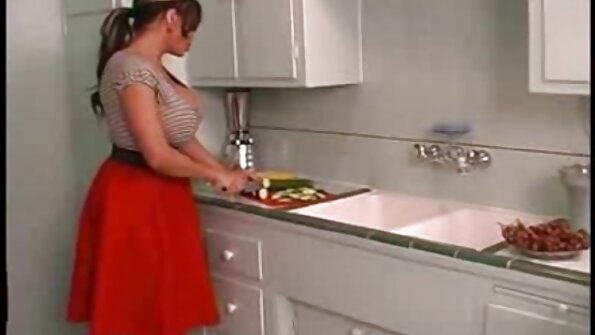 اللعنة والوجه لفتاة بصورة عاهرة على طاولة افلام جنس اخوات مطبخه