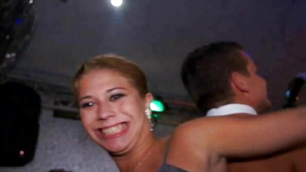 الفتيات يلعبن مع بعضهن البعض على الأريكة ويمارسن افلام جنس عربي مصري الجنس السحاقي