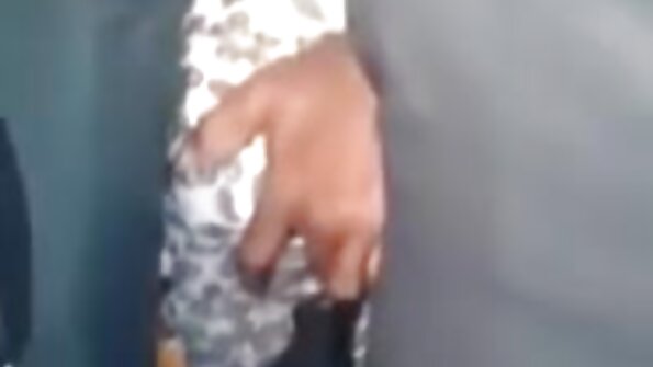 تقوم نجمات الإباحية السحاقيات بأداء أشياء غريبة أثناء افلام جنس دراما ارتدائهن لملابسهن الداخلية المثيرة